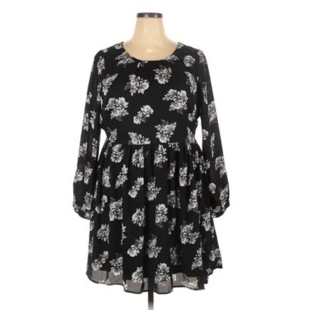 Floral mini dress. Size 2x. Plus size. Sheer sleeves.